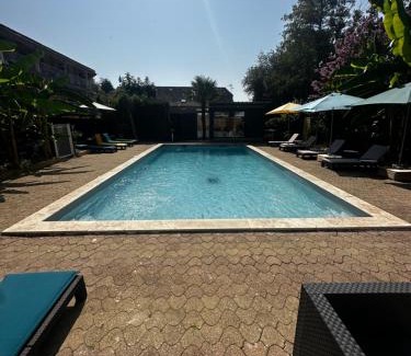 Larche Apartment | Le Havre de paix avec balcon vue sur piscine