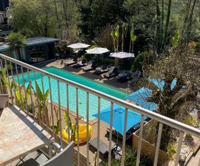 Larche Apartment | Le Havre de paix avec balcon vue sur piscine