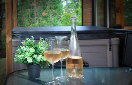 Shannon House | Le Huard - Waterfront Cabin with Spa