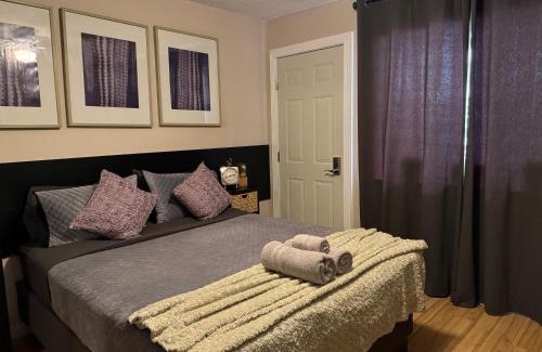 Sunrise Manor House | Le Noir, A private bedroom with a private entrance - shared bathroom