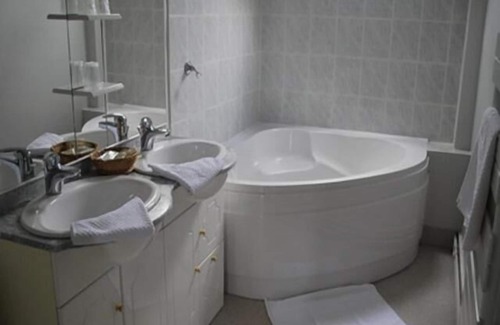 Rives-en-Seine Hotel | Le Normandie