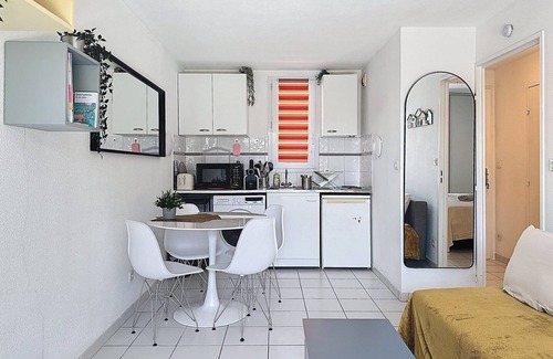 Perols Apartment | Le Patio de Santa Monica, 5 min from sea, 2 stars