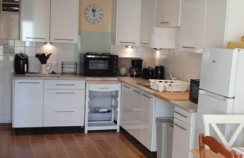 Saint-Thomas-de-Conac Cottage | Le Petit Pas Gite in a tranquil setting surrounded by vineyards and sunflowers