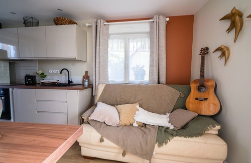 Colombier-Saugnieu House | Le Petit Saugnieu Furnished gîte for 2 people