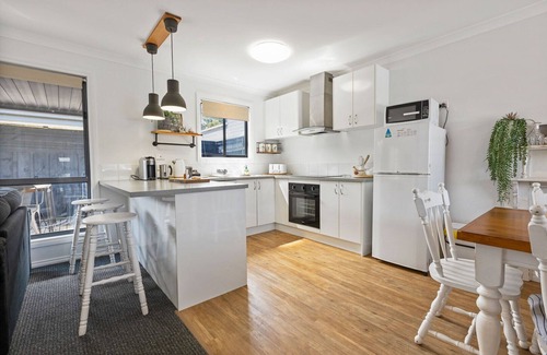 Paynesville House | Le Petite - Enjoy a glass of wine, or the short stroll down to Paynesville