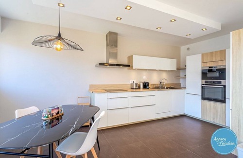 Annecy-le-Vieux Apartment | Le Sainte Anne- appartement avec vue Lac.