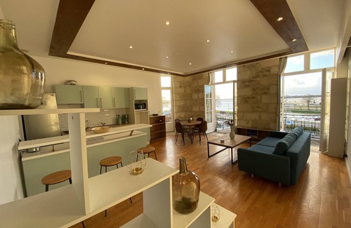 Blaye Apartment | - Le Saugeron - Apartment in the heart of Blaye. All amenities