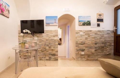 Giovinazzo House | Le Stanze di Maria-Ingresso Autonomo Maria's Rooms-Indipendent Entrance