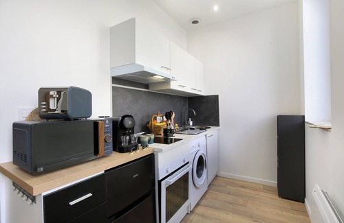 Beaumont-de-Lomagne Apartment | Le Zénitude-Spa-Sauna-QueenSideBed-Netfkix