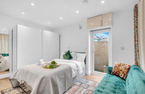 London Borough of Ealing Apartment | Leaf & Lounge - Free Parking , En-Suite, Near Wembley