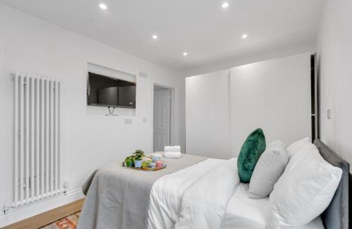 London Borough of Ealing Apartment | Leaf & Lounge - Free Parking , En-Suite, Near Wembley