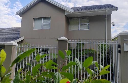 Welgemoed Apartment | Leafy Retreat Kenridge