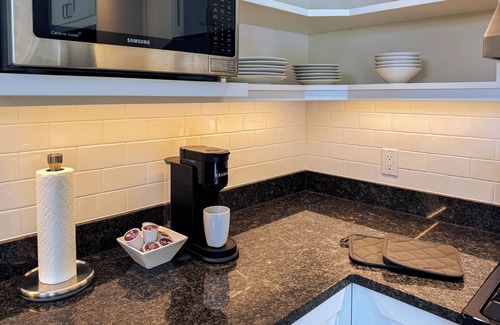 Maple Leaf Apartment | Leafy Urban Escape - Cozy 1 bedroom