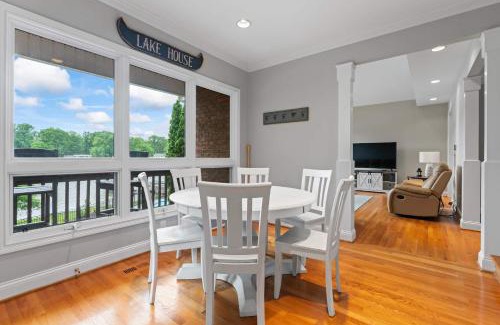 Southmont House | Leeloo's on the Lake - Sleeps 12