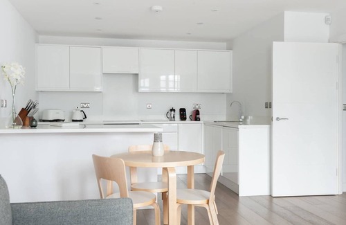 Chinatown Apartment | Leicester Square Oasis - Netflix & AC
