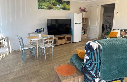 Eli Waters Apartment | Leisure by the Lakes- 5 mins drive to major shopping, beaches and hospitals