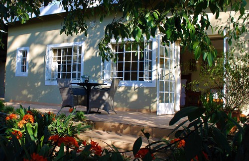 Muldersdrift House | Lemon Thorn Cottage for 2 people with wonderful private terrace in garden!