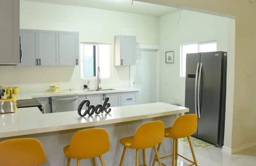 Little London House | LEMONADE, Option of Daily Breakfast, Beach Access