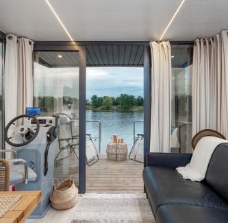 Psie Pole Boat Rental | Lemuria Houseboat - pływający domek na wodzie