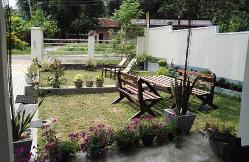 Divulapitiya Hotel | Leopard Rock Family Rest