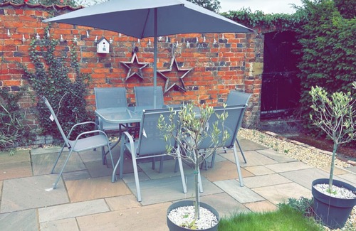 Lincoln Cottage | Leos Holiday Cottage - stylish cottage, sleeps 10. Pet friendly.