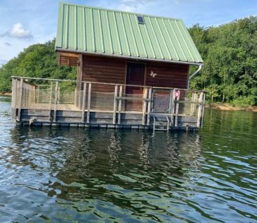 Saint-Gerons Ski Chalet | Les chalets flottants de Capucine