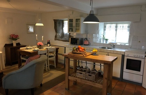 Caylus Cottage | Les gites Pérard (East Gite) sleeps 4. Use of Swimming Pool & Pet friendly.