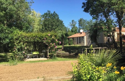 Nalliers Apartment | Les Iris 4-star gîte, guaranteed peace and quiet, on the edge of the 135-hectare Réserve des Huttes.