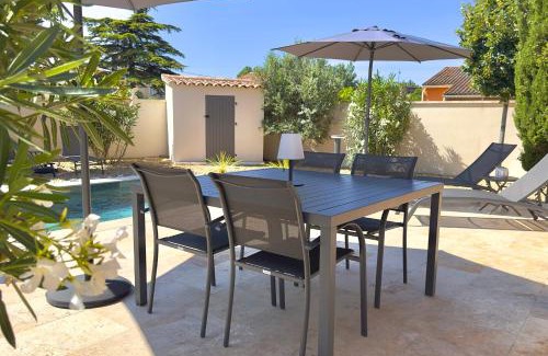 L'Isle-sur-la-Sorgue House | Les Lauriers Blancs air-conditioned villa with swimming pool