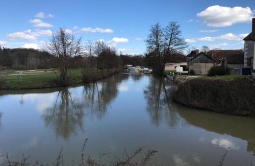 Rogny-les-Sept-Ecluses Apartment | Les Lodges du Canal Vue sur le canal