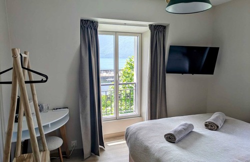 Aix-les-Bains Apartment | Les Moments d'Ivresse (bedroom lake view)