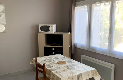 Lesperon Apartment | "Les Pins - Domaine Des Landes" with shared pool, covered private terrace, and shared garden