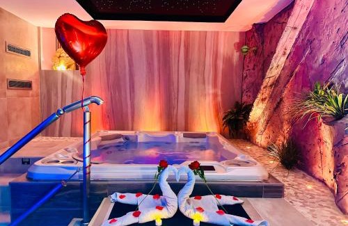 Bonneval Apartment | Les Secrets Rooms - Bonneval - Love Room - Spa et Hammam Privatif