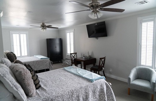 Zion National Park South Entrance Bed & Breakfast | Less than 10 minutes to Zion Nat'l Park Entrance, Newly renovated B&B in quiet town, with private en suite bathroom with e-bikes available for rental.