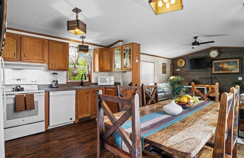 East Thermopolis House | ❤Let’s Go ! Top VRBO, A+ Stay, Pools One Minute, Amenity-Rich, Pets