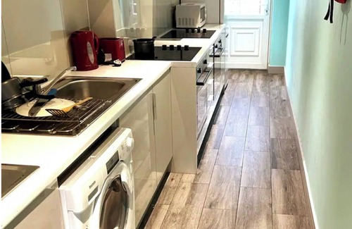 Pinkwell Apartment | Letzi private en-suite, Near Heathrow Airport T3
