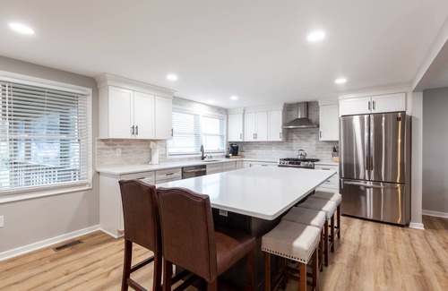Arnold House | Liberty Call has multiple gathering spaces, screened-in porch and parking