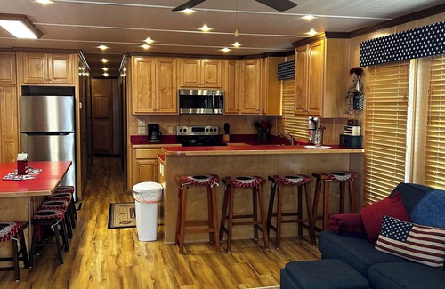 Byrdstown Boat Rental | Liberty is a 6 bedroom houseboat on the Water at Dale Hollow Lake!