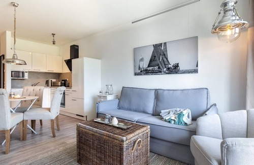 Alt-Travemunde/Ronnau Apartment | Liebevoll Eingerichtetes Premiumapartment mit Loggia und Blick zum Godewindpark