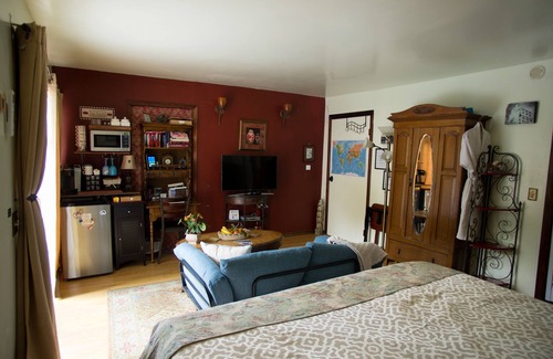 Sherman Oaks Bed & Breakfast | Life is Good Bed and Breakfast