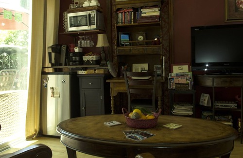 Sherman Oaks Bed & Breakfast | Life is Good Bed and Breakfast