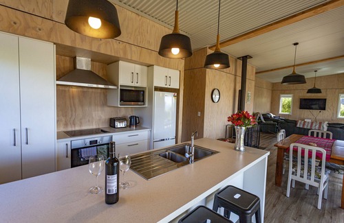 Tata Beach House | Ligar Bay Modern Bach -Linen/Towels Included, Sea View, Free Wi-Fi