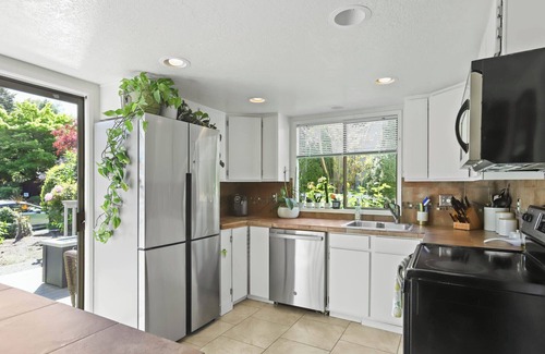 Tigard House | Light and Bright in SW Portland with Hot Tub