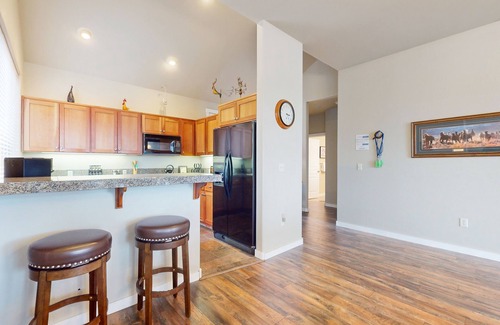 Redmond Condo | Light-filled condo with large patio, pools, hot tubs, golf, tennis & pickleball