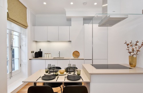 Mayfair Apartment | Light-Filled, Contemporary Retreat near The Ritz