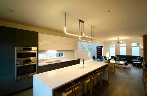 Pittsburgh House | Light Filled Designer Stay – Minutes to Stadiums, Spa Bath, Covered Parking