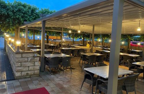 Wenden Apartment | LIGHTPLACE Große Unterkunft 3 Schlafzimmer Boxspring Smart TV Biergarten Restaurant
