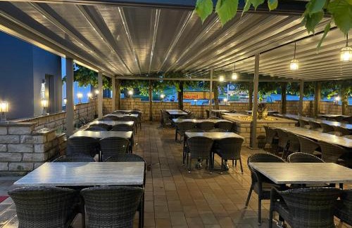 Wenden Apartment | LIGHTPLACE Große Unterkunft 3 Schlafzimmer Boxspring Smart TV Biergarten Restaurant
