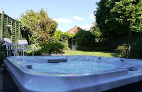 Aston Cantlow House | Lilac Cottage -Sleeps 6 -HOT TUB
