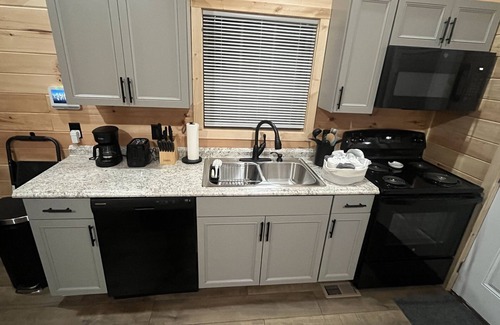 Beattyville Cabin | Lillie's Pad -Cozy 2-bedroom cabin- 20 miles from Natural Bridge in Beattyville.